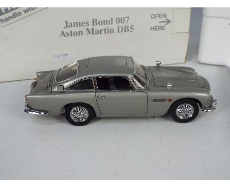 Danbury Mint - A boxed 1:24 scale James Bond 007 Aston Martin DB5 by Danbury Mint. The model appears to be in Mint condition 