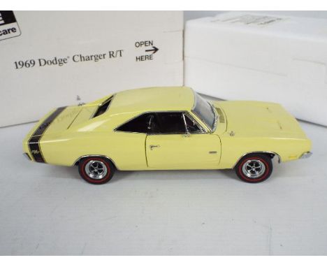 Danbury Mint - A boxed Danbury Mint 1:24 scale 1969 Dodge Charger R/T. The model in pale yellow appears to be in Mint conditi