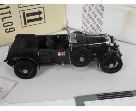 Franklin Mint - A boxed 1:24 scale 11929 Bentley 4.5 Litre Blower. The model appears to be in Mint condition with swing label