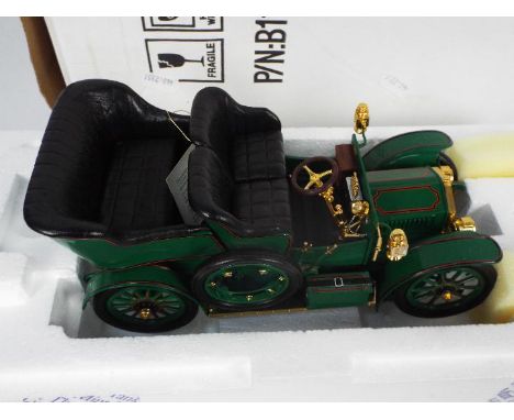 Franklin Mint - A boxed 1:24 scale 1905 Rolls Royce 10HP by Franklin Mint . The model appears to be in Near Mint condition wi