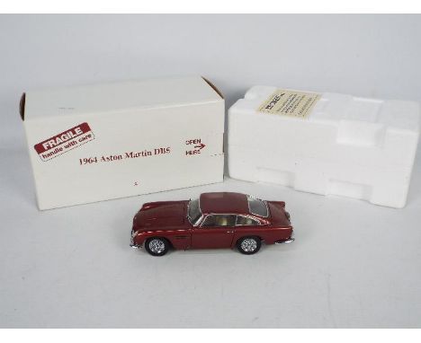 Danbury Mint - A boxed 1:24 scale 1964 Aston Martin DB5 by Danbury Mint. The model appears to be in Mint condition, and is ho