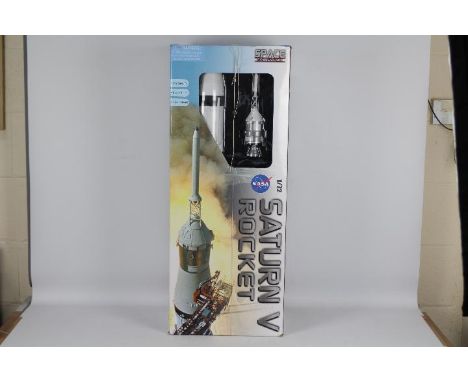 Dragon - A boxed 1:72 scale Dragon #50402 Saturn V Rocket. The impressive display model appears complete and in Mint conditio