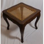 Tabouret Deutschland, Mitte 18. Jh. Auf vier geschwungenen Beinen mit Rehfüßen und geschweifter