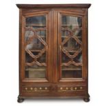 Vitrinenschrank Elsass/Lothringen, 2. H. 18. Jh. Auf Kugelfüßen mit Querrillen, hoher, zweitüriger