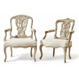 Paar höfischer Louis-XV-Fauteuils Frankreich, M. 18. Jh. Auf leicht geschwungenen, mit Knorpelwerk