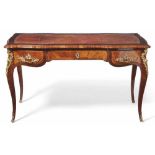 Bureau-Plat im Louis-XV.-Stil In der Art von Pierre Migeon, 19. Jh. Auf geschweiften Beinen mit