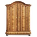 Nürnberger Wellenbarockschrank Mittelfranken, um 1760 Auf gewulstetem Sockel mit Ballenfüßen der