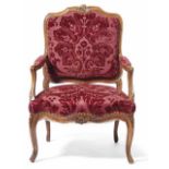 Louis-XV-Fauteuil Frankreich, M. 18. Jh. Auf geschwungenen Beinen und geschweifter Zarge mit
