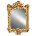 Prunkspiegel Wohl Italien, 1. H. 18. Jh. Hochrechteckige Form mit opulent geschnitztem Rahmen aus