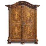 Barocker Hallenschrank Süddeutschland, M. 18. Jh. Auf verkröpftem profilierten Sockel mit