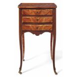 Kleine Louis-XV-Kommode Paris, um 1760 Auf hohen geschwungenen Beinen mit Sabots, dreischubiger