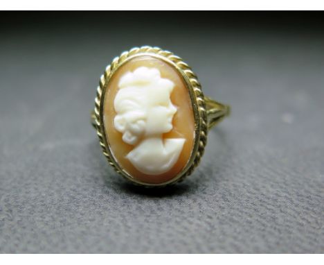 A 9ct gold shell cameo ring - Hallmarked Sheffield - Ring size N 1/2 - Weight approx 3.0gms
Condition Report: Good - With lig