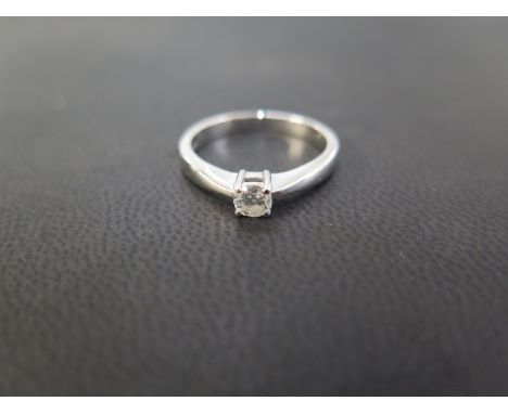 An 18ct gold brilliant-cut diamond single-stone ring - Diamond weight 0.25ct - Estimated J-K colour, SI2-P1 clarity - Hallmar