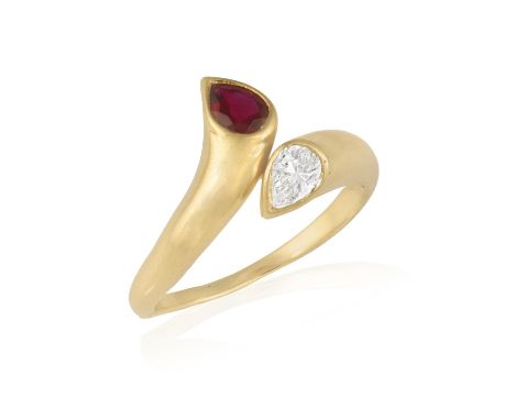 AN 18CT GOLD RUBY AND DIAMOND CROSS-OVER RING, Composed of a pear-shaped diamond and ruby in collet settings, stamped ‘18K’, 