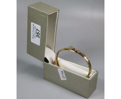9ct gold engraved bangle.  4.7g approx.   (B.P. 21% + VAT) 