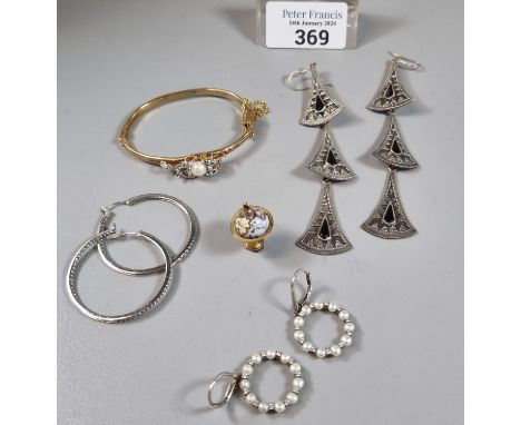 Bag of jewellery to include: 9ct gold globe charm, gold finish bangle, white metal Art Deco style and enamel earrings and oth