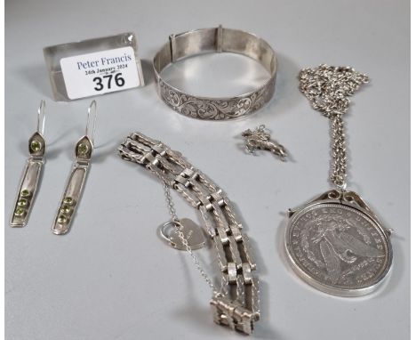 Bag of silver to include: bangle, three bar gate bracelet, USA $1 coin in pendant mount and chain dated 1880, pair of earring