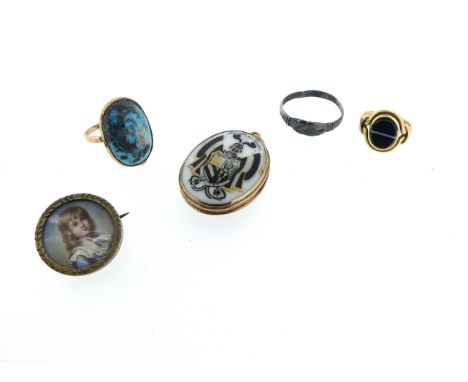 Various items of jewellery, including a banded agate-mounted gold ring, engraved with inscription dated 1864, size D, a silve