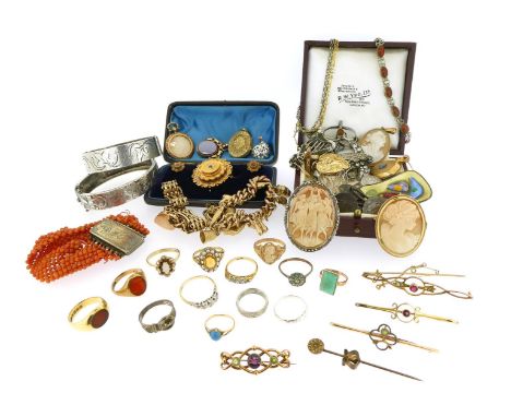 Various items of jewellery, including a 9ct gold graduated curb-link bracelet with 9ct gold padlock clasp and mounted with as