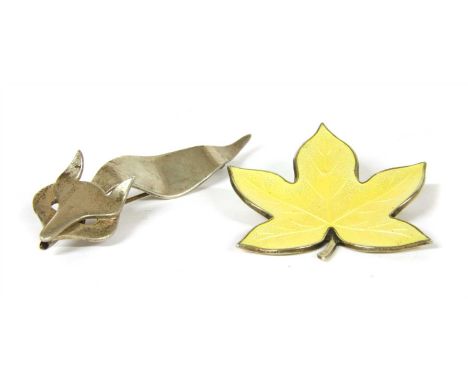 An assortment of silver jewellery, to include a yellow enamel maple leaf brooch by Brodrene Bjorklund, a Mexican fox brooch, 