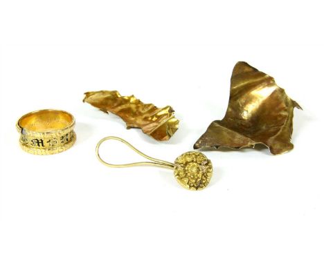 An assortment of gold jewellery, including an 18ct gold black enamel memorial ring, London 1863, two dental plates, etc. with