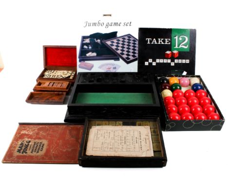 A collection of assorted games. Including Mah Jong, dominoes and a set of snooker balls, etc. 