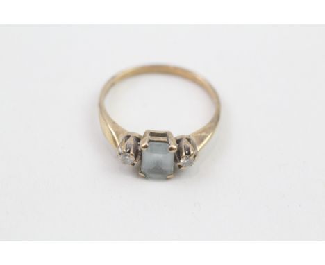 9ct gold blue topaz &amp; diamond three stone ring (2.7g)  ring size r/s