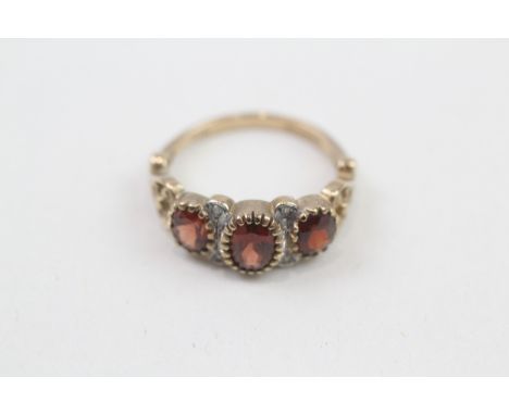 9ct gold garnet three stone ring with diamond dividers (2.3g) ring size L/M