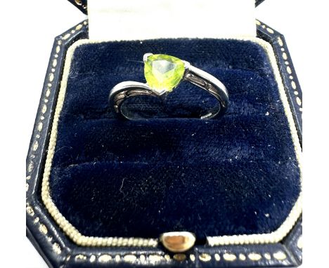 9ct white gold peridot ring weight 2.5g