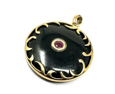 9ct gold ruby 7 black stone pendant measures approx 2.6cm dia weight 6.9g