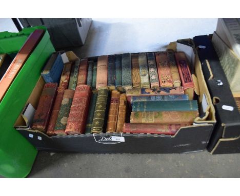 Mixed lot of assorted vintage hardbacks to include fiction and reference