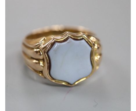 An Edwardian 15ct gold and sardonyx set signet ring, with fluted shoulders, size R, gross 8.6 grams.CONDITION: A few minor sc