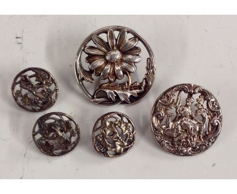 An Art Nouveau silver circular button, pierced and chased as a daisy, marked for John Rose, Birmingham 1904, 2.5cm diam;  a s
