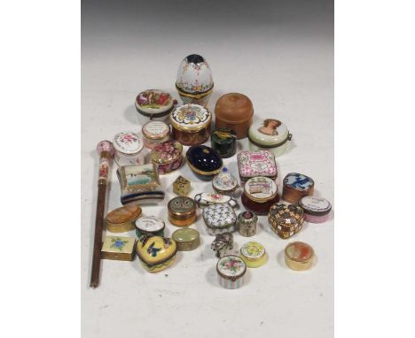 A quantity of ceramic and other boxes to include Halcyon Days, Limoge, Sevres style boxes, a Staffordshire brandy label, a ce