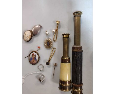 A collection of jewellery and sundries, including a memorial brooch and a cased stick pin tested as 9ct gold