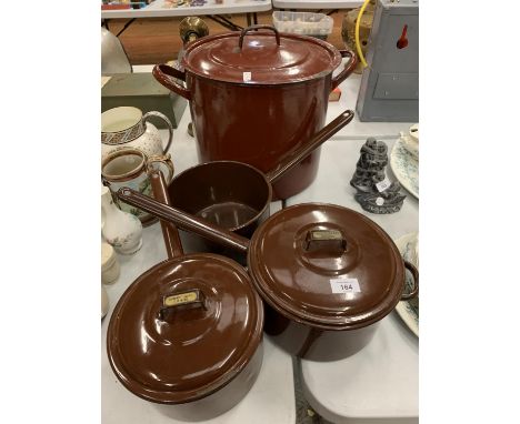 A LARGE ENAMEL COOKING POT WITH LID, TWO JUDGEWARE PANS WITH LIDS AND A FURTHER PAN 
