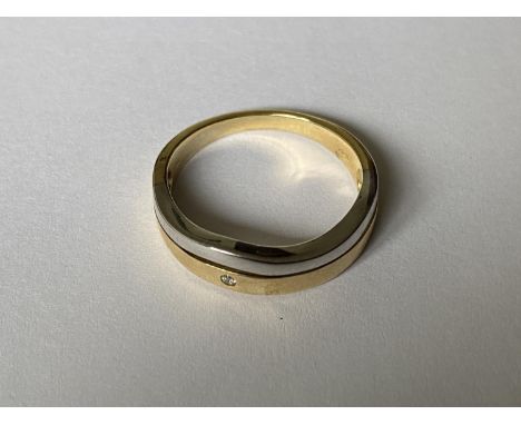 A 9 CARAT YELLOW GOLD RING WITH 0.01 CARAT DIAMOND CHIP - RING SIZE O 
