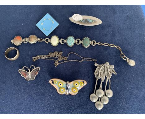 COSTUME JEWELLERY TO INCLUDE ENAMELLED BROOCHES, PEWTER FLORAL BROOCH MARKED 'SJ' STONE SET BRACELET, SILVER BAND RING ETC 