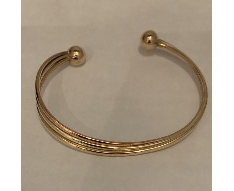 9CT HALLMARKED THREE COLOUR TWIST TORQUE BANGLE. TOTAL GROSS WEIGHT 5.2 GRAMS 