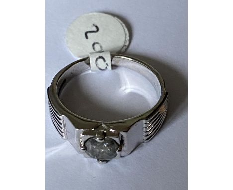 AN 18 CARAT WHITE GOLD AND DIAMOND RING (0.86 CARAT) - RING SIZE Q 