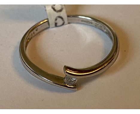 A 9 CARAT GOLD AND DIAMOND RING - 1.4 GRAMS, RING SIZE N 