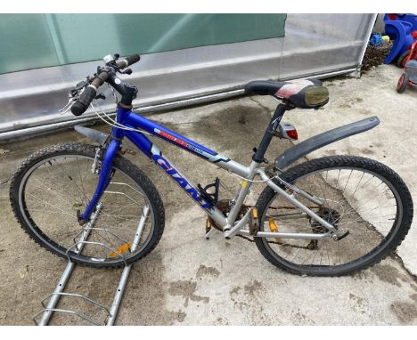 A BOULDER ALU LITE GIANT MOUNTAIN BIKE WITH 21 SPEED SHIMANO GEAR SYSTEM 
