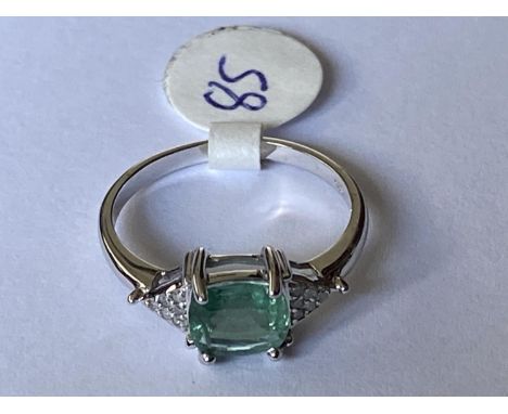 A 9 CARAT WHITE GOLD AND GREEN QUARTZ AND DIAMOND RING (0.06 CARAT) - RING SIZE N 