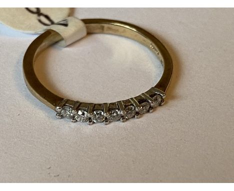 A 15 CARAT YELLOW GOLD RING WITH SEVEN IN LINE DIAMONDS - 1.4 GRAMS, RING SIZE L+ 