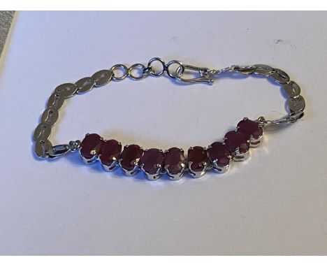 A SILVER BRACELET SET WITH NINE OVAL RUBIES (RUBY WEIGHT 7.11 CARAT) 
