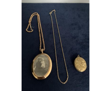 EARLY 20TH CENTURY LARGE ROLLED GOLD DOUBLE SIDED PHOTO FRAME PENDANT 3.5 X 5.5 CM WITH BELCHER NECKLACE TOGETHER WITH A SMAL