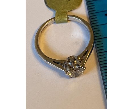 AN 18 CARAT WHITE GOLD AND DIAMOND RING (BELIEVED 0.5 - 0.8 CARAT) 