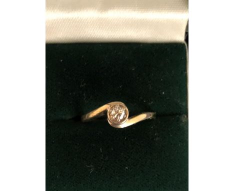 9CT DIAMOND SOLITAIRE TWIST RING SIZE N 