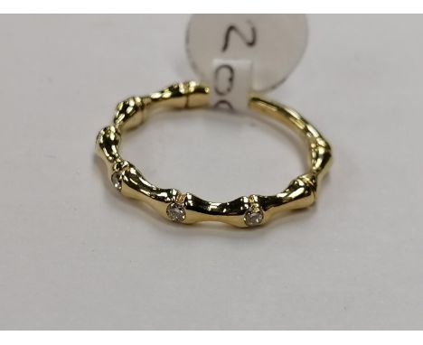 A 9CT YELLOW GOLD DIAMOND HALF ETERNITY RING, WEIGHT 2.2 GRAMS, INSURANCE VALUE £799.00 