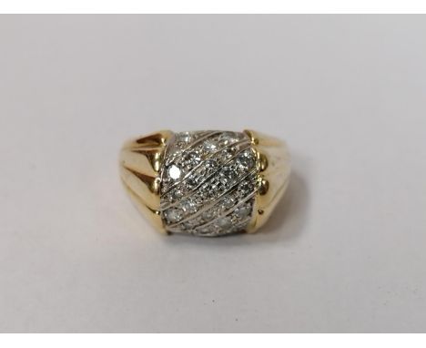 A LADIES DIAMOND CLUSTER DRESS RING, TESTED 18CT YELLOW GOLD, (UNMARKED BAND), WEIGHT 6 GRAMS, UK SIZE O/P 